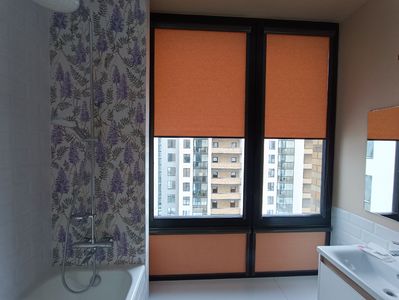 Рулонные шторы Роллайт 2 с черной фурнитурой для ванной комнаты